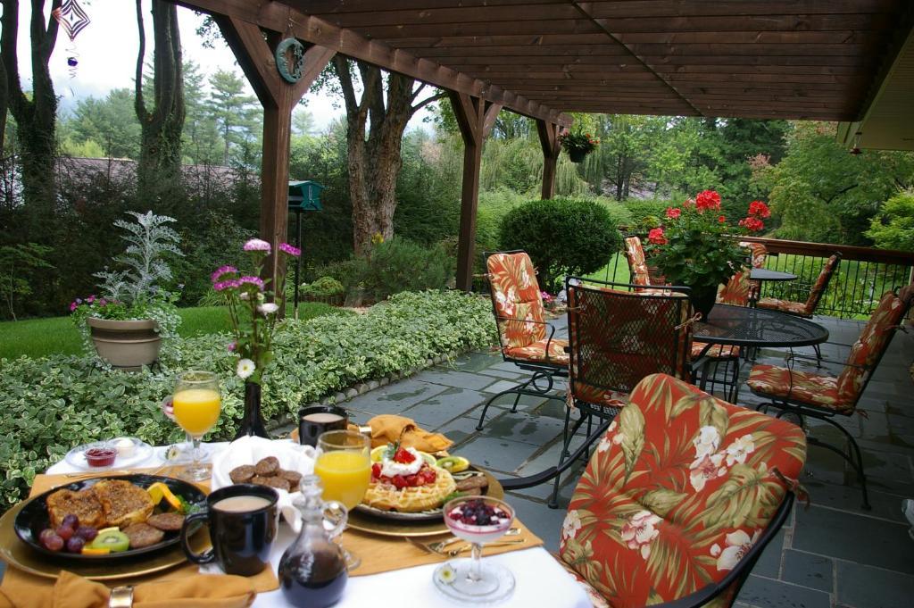 Brookside Mountain Mist Inn Уэйнсвилл Экстерьер фото