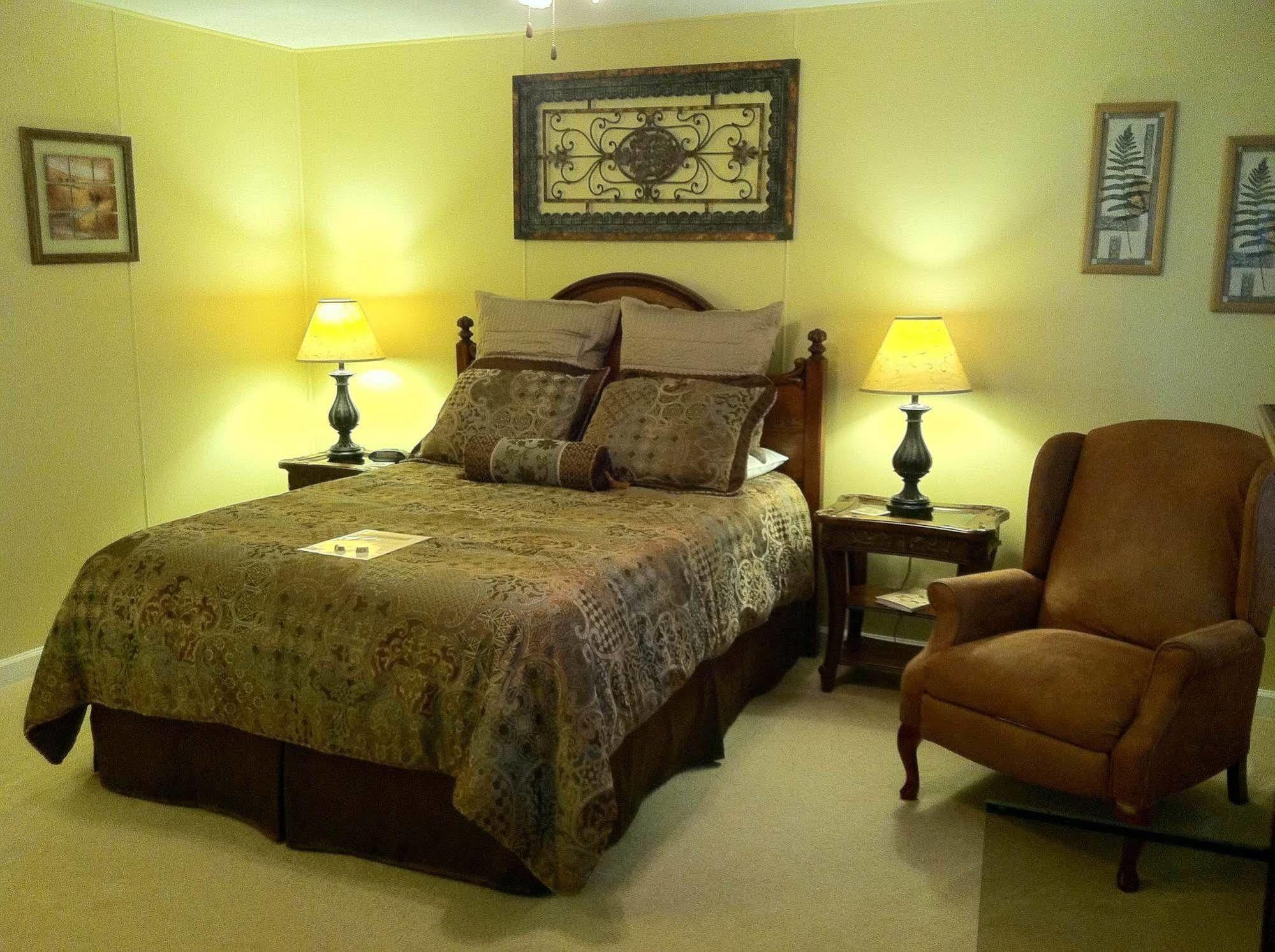 Brookside Mountain Mist Inn Уэйнсвилл Экстерьер фото