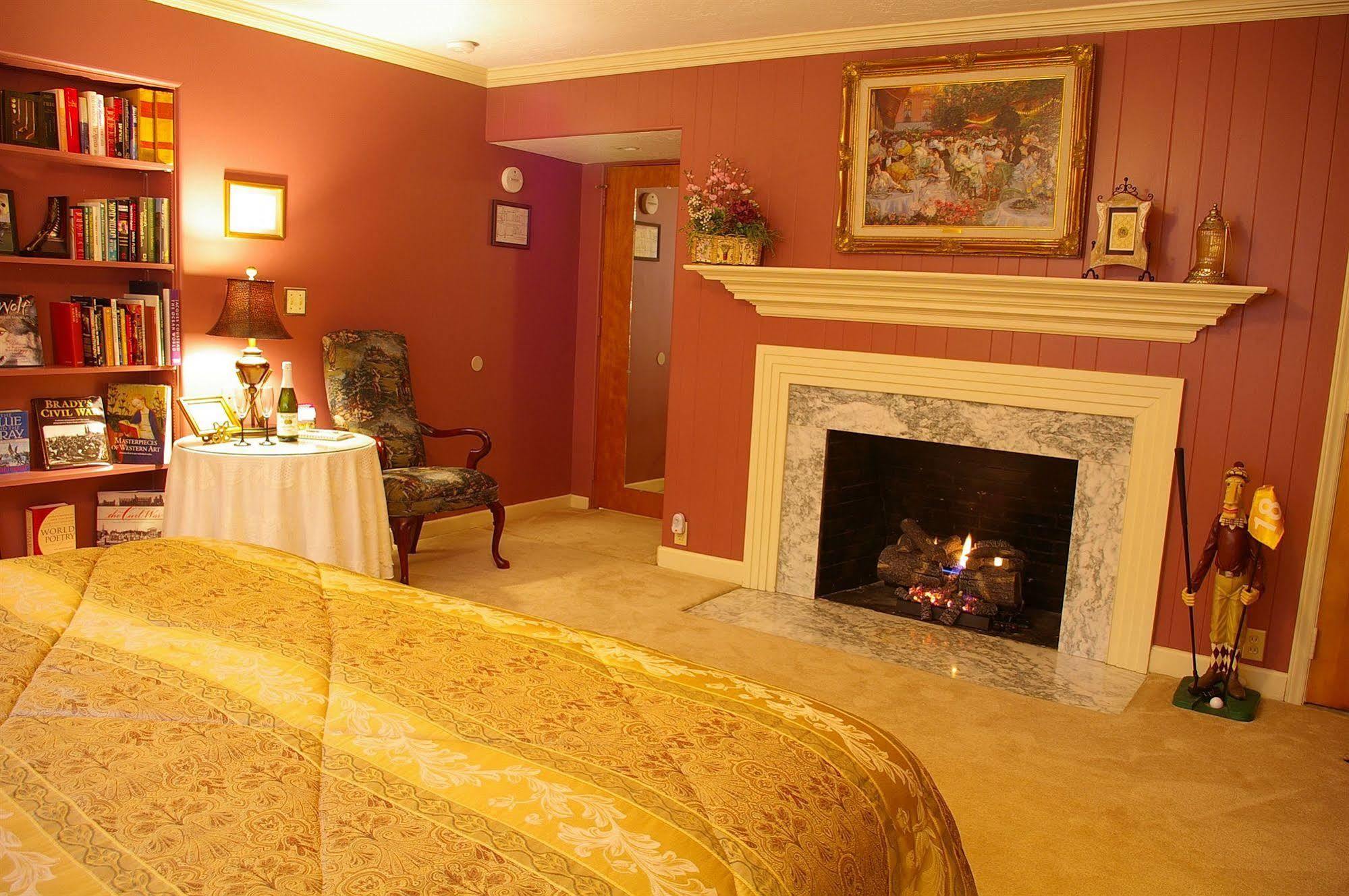Brookside Mountain Mist Inn Уэйнсвилл Экстерьер фото