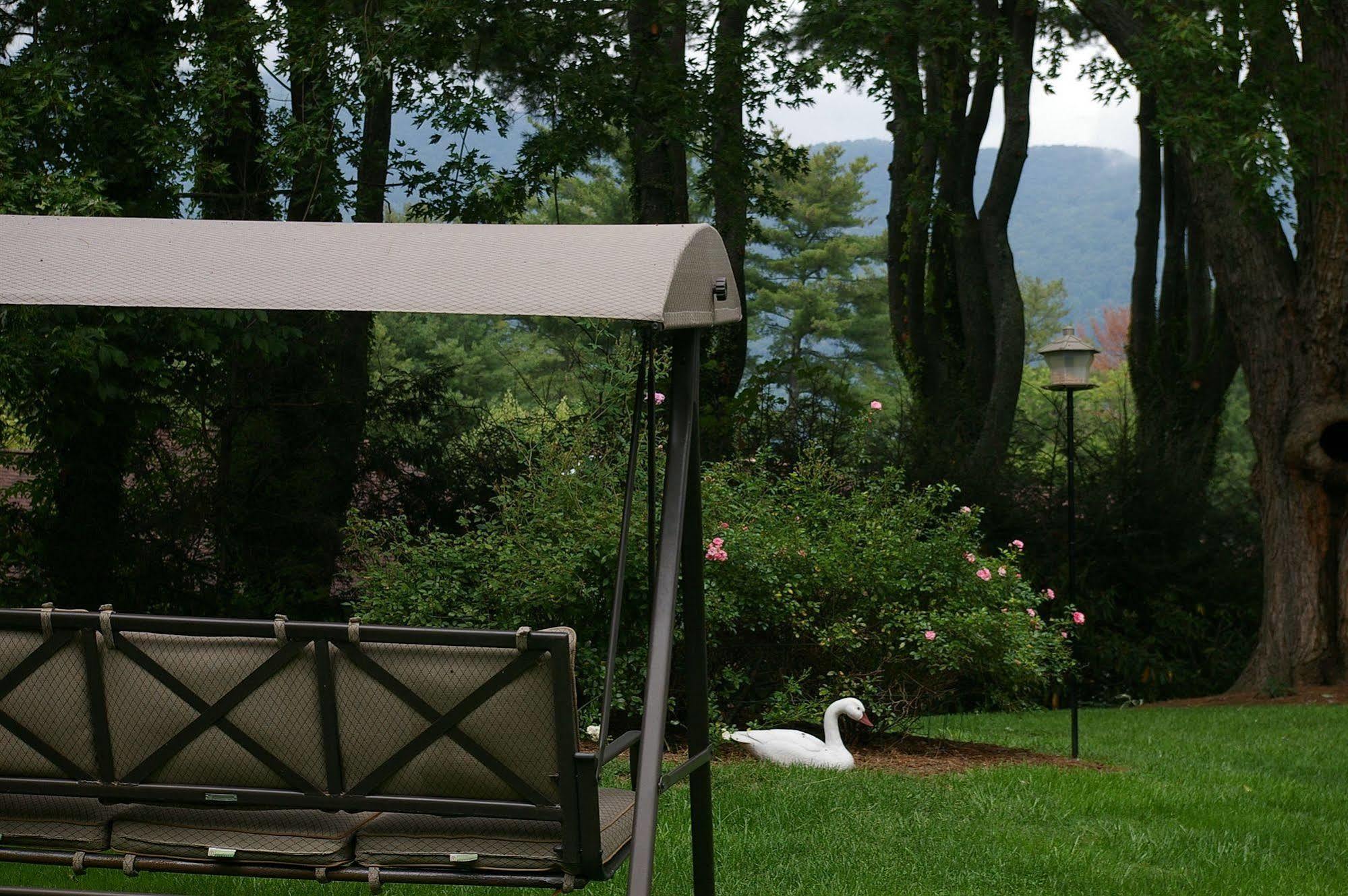 Brookside Mountain Mist Inn Уэйнсвилл Экстерьер фото
