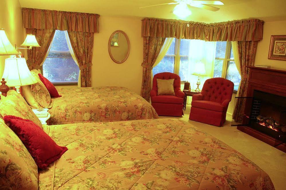 Brookside Mountain Mist Inn Уэйнсвилл Экстерьер фото