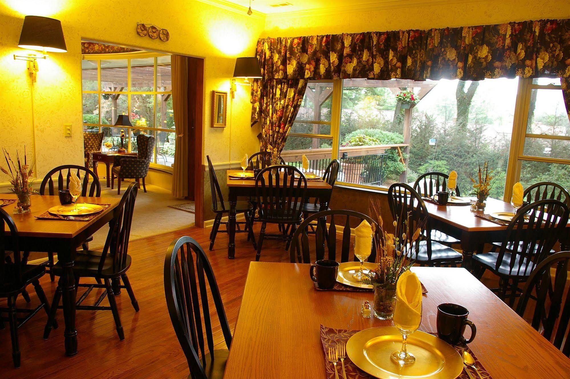 Brookside Mountain Mist Inn Уэйнсвилл Экстерьер фото