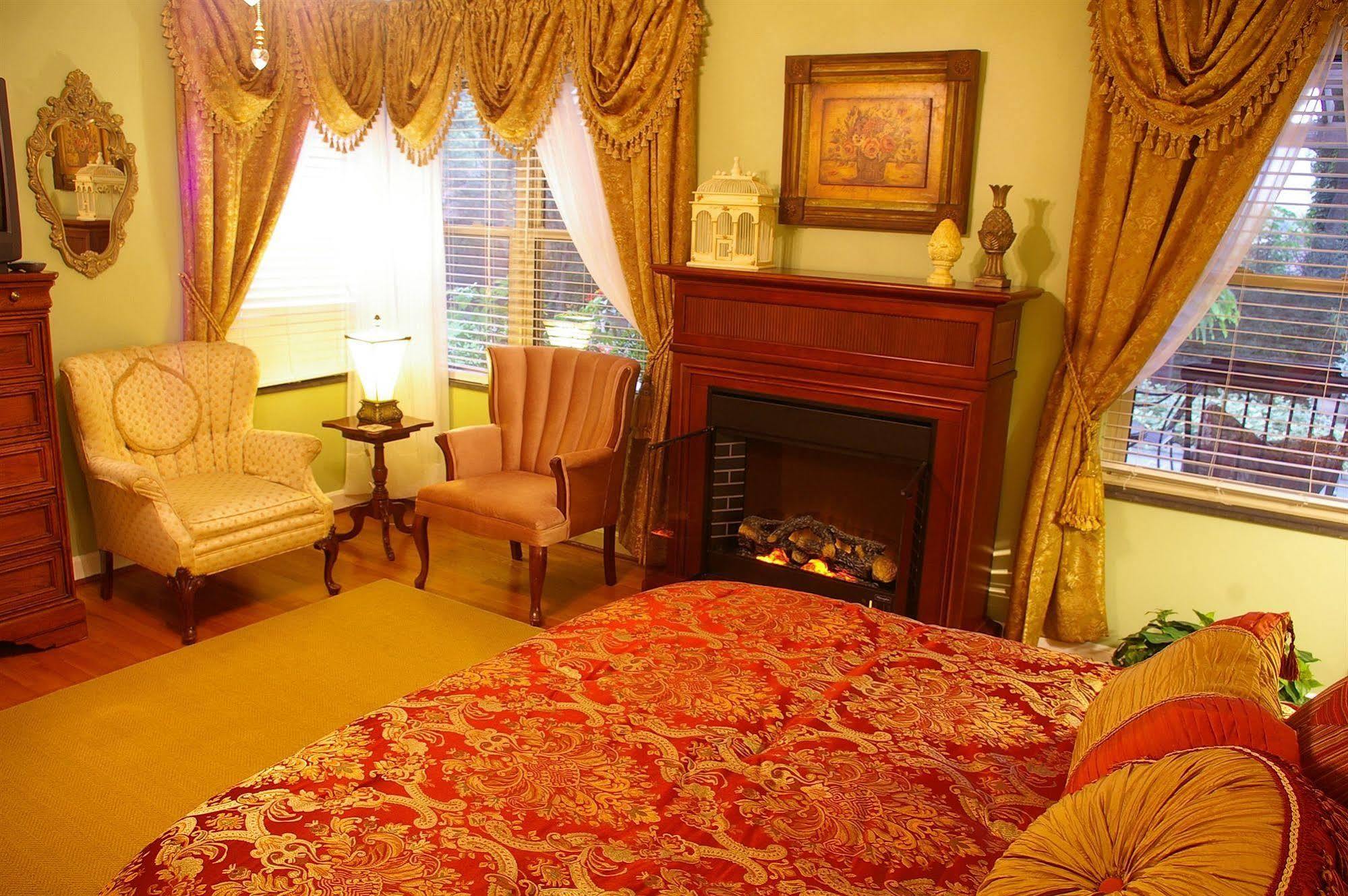 Brookside Mountain Mist Inn Уэйнсвилл Экстерьер фото