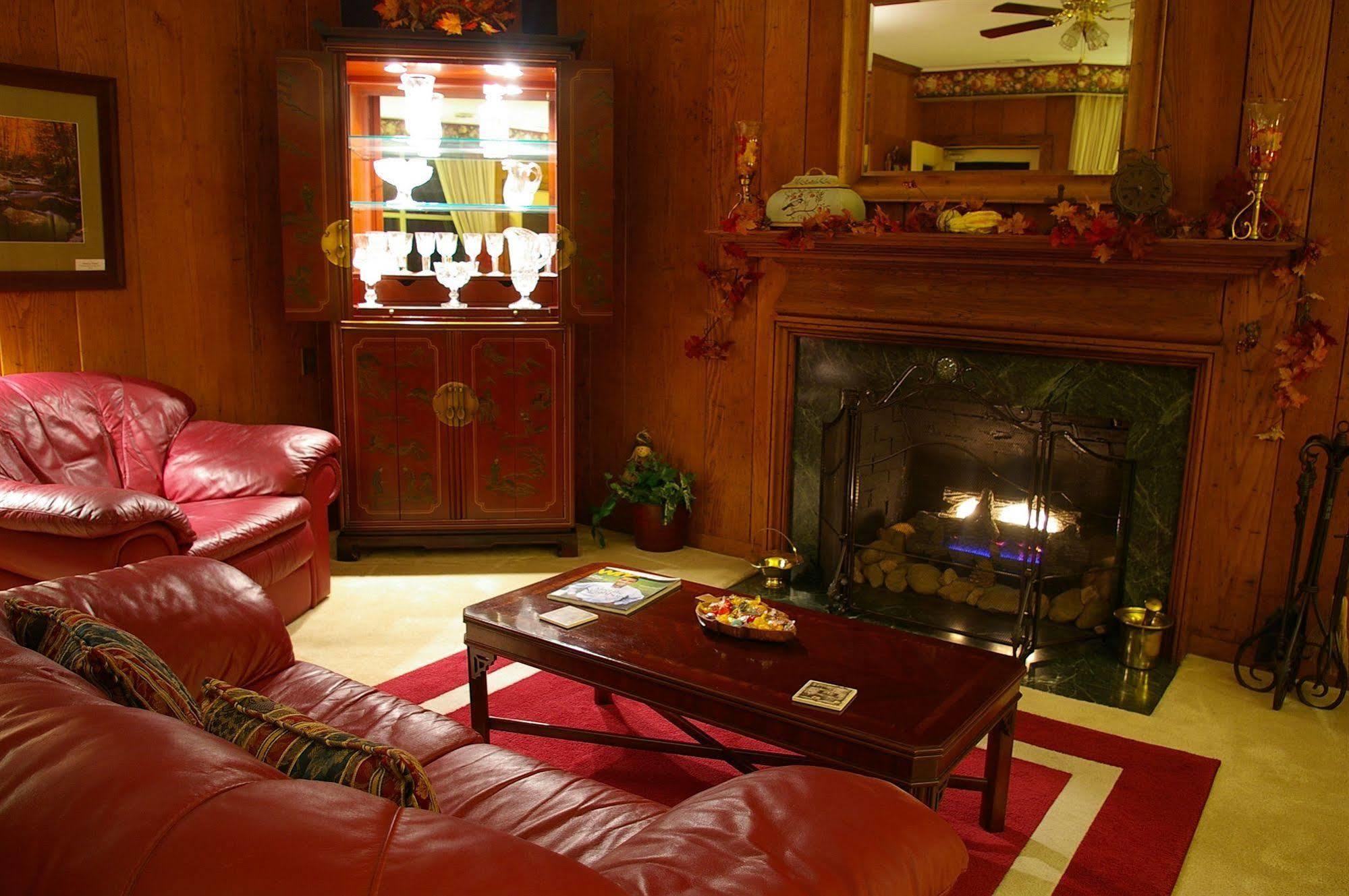 Brookside Mountain Mist Inn Уэйнсвилл Экстерьер фото