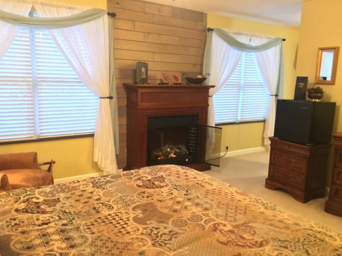 Brookside Mountain Mist Inn Уэйнсвилл Экстерьер фото